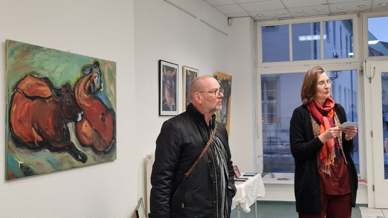 Foto mit Gästen auf der Vernissage der Ausstellung "Die Kühe kommen in die Stadt" am 03.12.23 im Kunst.Projekt.Raum Wittenberg
