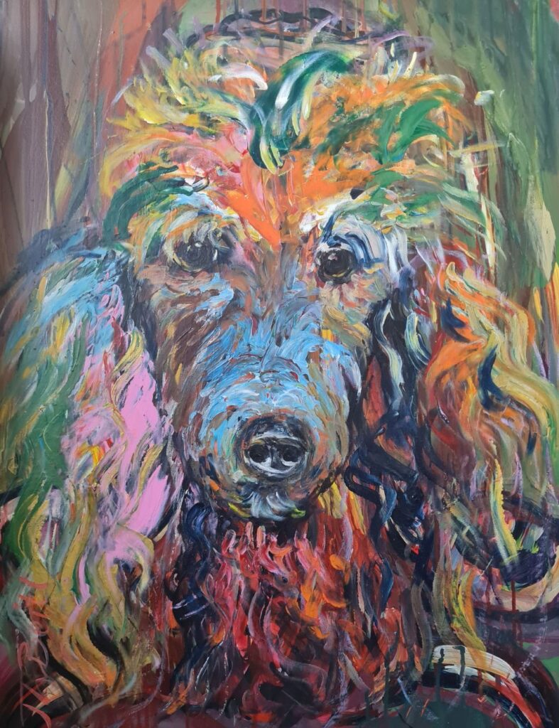 Königspudel Aaron im Portrait, von vorne und leicht nach unten blickend, in expressionistischer Malerei in Rot-, Orange-, Rosa-, Grün und mehr Tönen. Sehr lebendig und animierend wirkend.