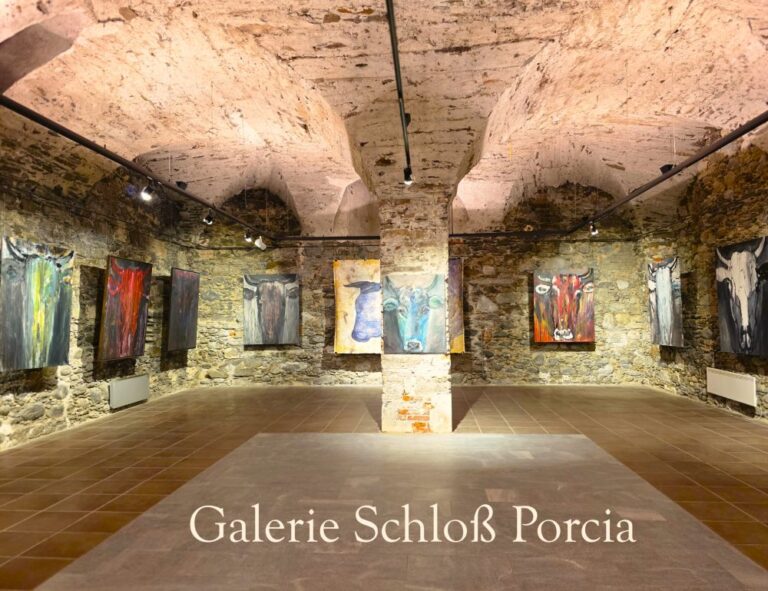 Ein Blick in die Galerie des Schloß Porcia zeigt einzigartige Original Malereien auf Leinwand und Papier in unterschiedlichen Formaten der Berliner Malerin Theresa Beitl zum Thema Tier - Kuh und Stier